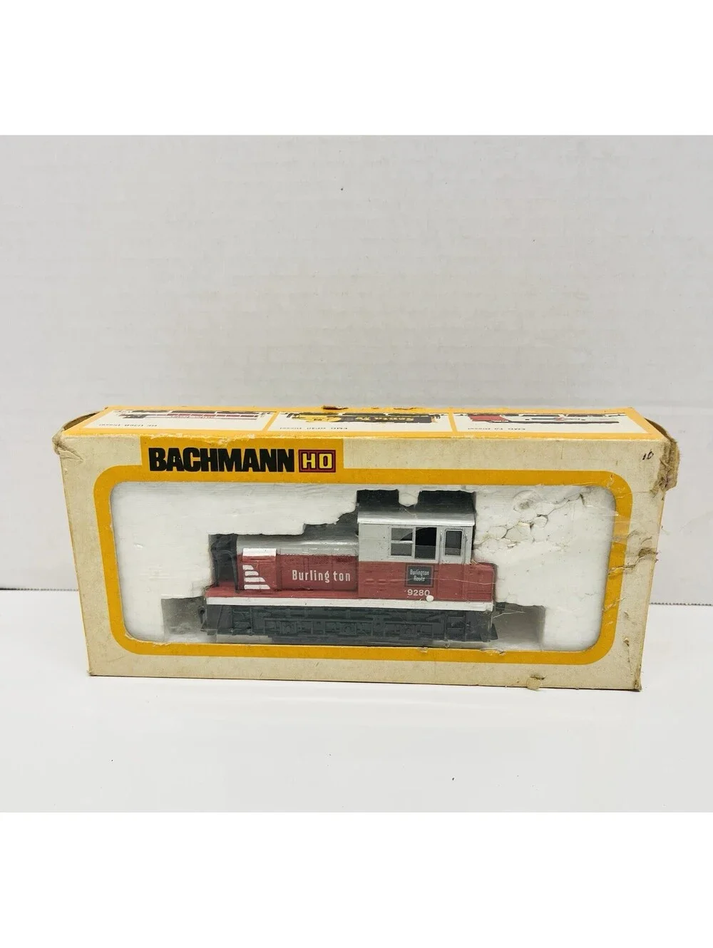 N scale Bachmann Burlington Plymouth 0-6-0 Diesel switcher w Rapido couplers
